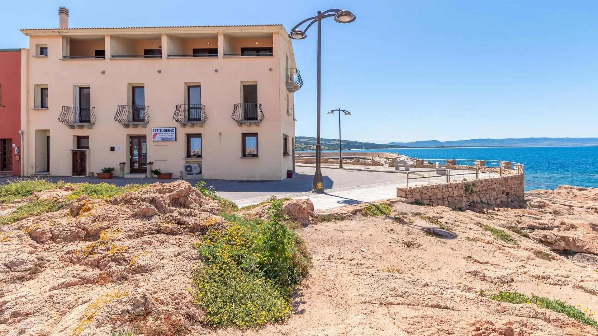Casa Sulla Scogliera Isola Rossa Lägenhet